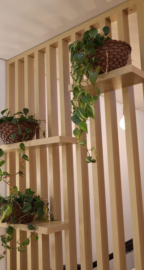 Divisória de madeira ripada com vasos de plantas no Constant Museu